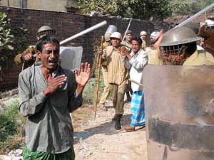 Policemen chase bandh supporters in Patna 