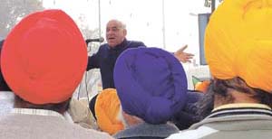 Delhi BJP president Madan Lal Khurana speaking at a sit-in, staged at Raj Ghat to express the ‘anguish and anger’ of the Sikh community over the acquittal of Sajjan Kumar