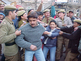 Activists of the SFI, DYFI, CITU and Kisan Sabha courted arrest on the Mall here on Wednesday evening in protest against the economy policies of the government 