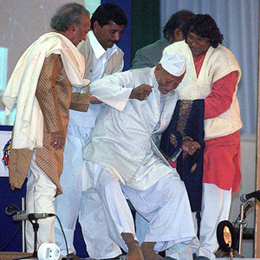 Bharat Ratna Bismilla Khan is helped by sitar maestro Pt. Ravi Shankar and others 