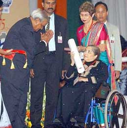Prime Minister Atal Behari Vajpayee greets Fatima Mir 