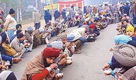 Protesting farmers at a langar organised by neighbouring villagers at Kharar 