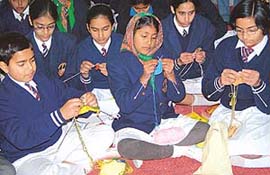 Participants of Aao Bune Contest exhibit their knitting talent at Guru Nanak Public School