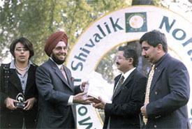 Delhi Race Club president P. S. Bedi presenting a memento to Mount Shivalik MD Rajiv Bali during the Mount Shivalik North India Derby 