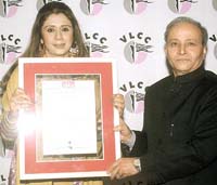 Cosmetician Vandana Luthra accepting the Social Accountability 8000 certification in the filed of beauty, health and fitness.