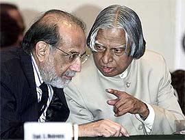 President APJ Abdul Kalam speaks with West Bengal Governor