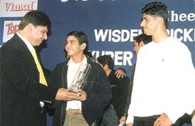 Former Cricketers Association secretary Rakesh Handa felicitating Indian World Cup team members Parthiv Patel and Ashish Nehra