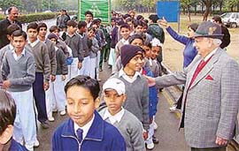 The UT Administrator, Lieut-Gen J.F.R. Jacob, (retd), after flagging off run for the country