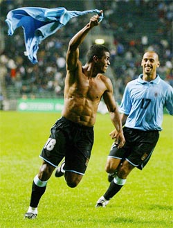 Uruguay's Pablo Munhoz celebrates with teammate Julio Mozzo