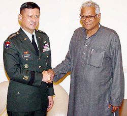 General Shinseki with Indian Union Minister for Defence George Fernandes 