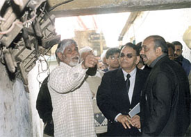 Chandni Chowk MLA discussing the civic amenities with the officials during his visit