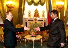 Pakistani President Pervez Musharraf and Russian President Vladimir Putin meet in Moscow