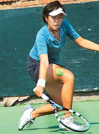 Fourth-seed Thassha Vitayaviroj of Thailand in action against top-seed Montinee Tangphong