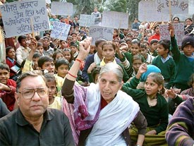 Former BJP MLA Lakshmi Kanta Chawla with students from 40 schools raise slogans