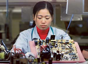 A Chinese worker assembles computer parts at a Taiwanese-owned BenQ (IT) Co., Ltd. plant in Suzhou 80 km from Shanghai.