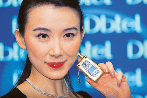 Taiwan actress Hsiao Chang displays a mobile phone made of 18K gold and decorated with five-carat diamonds worth 1 million Taiwan dollar ($ 29,000) in Taipei.