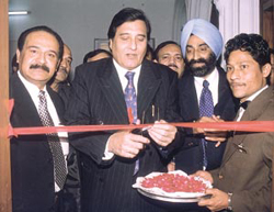 Union Minister and film star Vinod Khanna inaugurating the new wing of the DDCA Clubhouse.