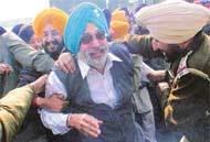 Former Ludhiana Mayor Apinder Singh Grewal being rounded up by policemen during rasta roko
