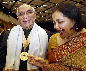 Veteran filmmaker Yash Chopra with his wife