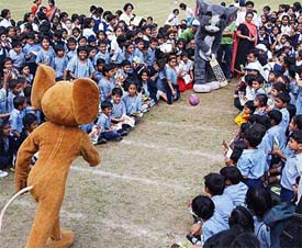 Popular cartoon characters Tom and Jerry with students 