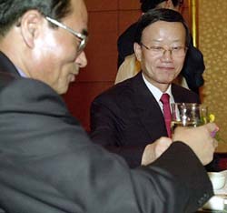 North Korean chief delegate Pak Chang-Ryon toasts South Korean counterpart Yoon Jin-Shik
