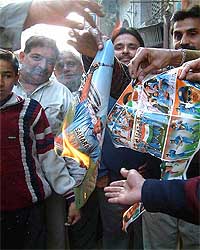 Cricket lovers burning the posters of Indian team in Amritsar