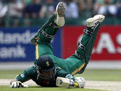 South Africa's Herschelle Gibbs dives to make his ground 