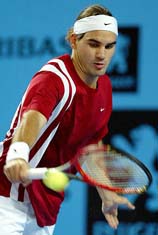 Swiss tennis player Roger Federer returns the ball against Sweden's Jonas Bjorkman 