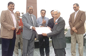 Mr A.M. Uplenchwar, Director, Indian Oil Corporation Ltd, handing over a contribution cheque of Rs 2 lakh