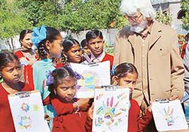 M.F. Husain interacts with slum children of Janata Colony, Panchkula and SAS Nagar