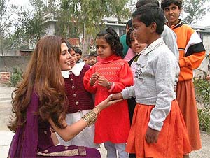 Punjabi film actress Kimmi of "Ji Ayan Nu" fame shakes hand with children of pingla ghar