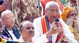 VHP international president Vishnu Hari Dalmia, working president Ashok Singhal, general secretary Praveen Togadia and Ram Janambhoomi Nyas president Ramachandra Dass Paramhans