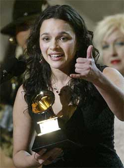 Norah Jones accepts Best New Artist Award
