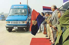 Lt-Governor Vijai Kapoor flagging off mobile bomb detection teams and bomb disposal squads in the Capital