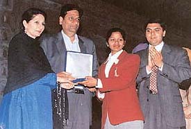 Mrs Preneet Kaur, Patiala MP, honours Sunita Rani on the concluding day of the Heritage Festival in Patiala 