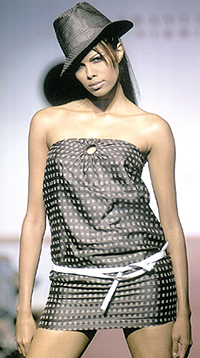 A look that reads between elegance and sportswear. 