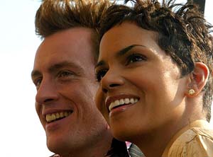 US actress Halle Berry and British actor Toby Stephens smile during a photoshoot 