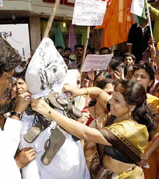 Shiv Sena activists garland Leader of the Opposition Sonia Gandhi's effigy