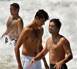 Key architect of Indias victory over England, Ashish Nehra, Sachin Tendulkar and Dinesh Mongia enjoy a swim 