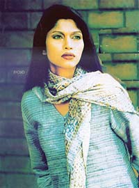 Choose a scarf that enhances the colour of your dress