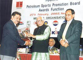 Minister for Petroleum and Natural Gas Ram Naik presenting a cash award