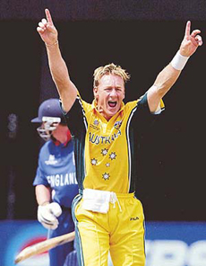 Australias Andy Bichel appeals against Englands Paul Collingwood