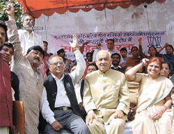 Madan Lal Khurana with activists of the BJP Yuva Morcha and Mahila Morcha on a dharna