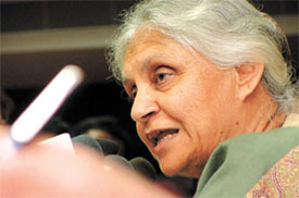 Chief Minister Sheila Dikshit addressing a press conference on Delhis water problems