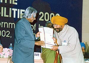 Social worker Prem Singh receiving the National Award for the welfare of persons with disabilities from the President, Dr A. P. J. Abdul Kalam