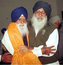 Shiromani Akali Dal leader Parkash Singh Badal greets Sarb Hind Akali Dal president  Gurcharan Singh Tohra