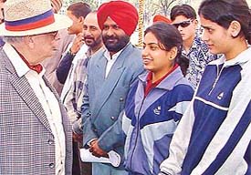 The Punjab Governor and UT Administrator, Lieut-Gen J.F.R. Jacob , interacts with players who had won medals at the 32nd National Games and other open national championships,
