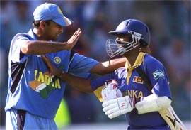 India's Javagal Srinath jokes with Sri Lanka's Muttiah Muralidharan