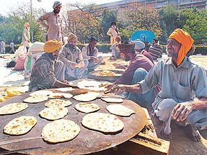 Farmers preparing a community lunch near Matka Chowk in Chandigarh, where they had put up tents to hold an indefinite dharna against anti-farmer policies of the state and Central governments.