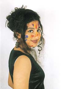 How to apply colour artfully? Learn from this damsel